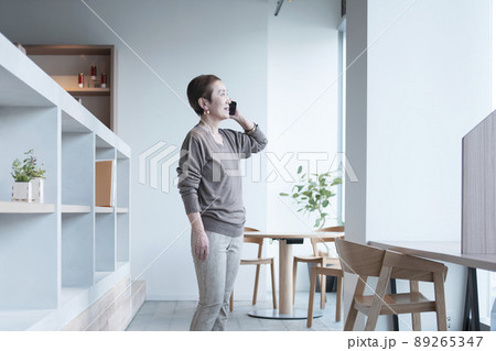 オフィスの女性管理職 89265347