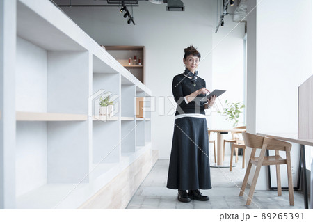 オフィスのビジネスウーマン 89265391