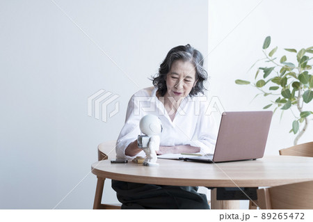 ロボットとビジネスウーマン 89265472