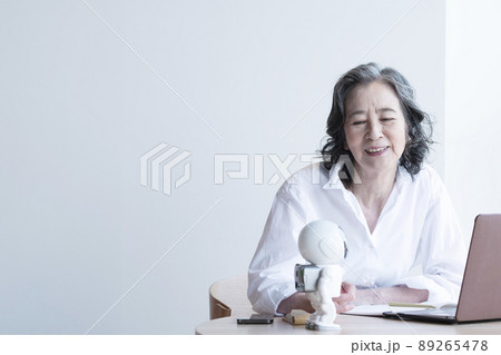 ロボットとビジネスウーマン 89265478