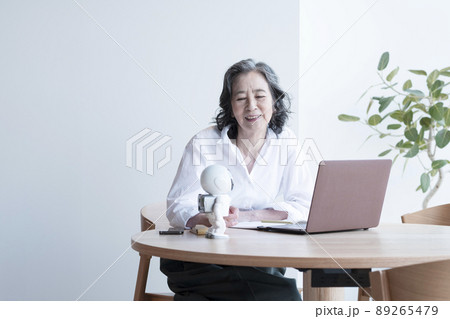 ロボットとビジネスウーマン 89265479