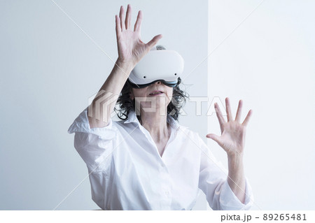 VRゴーグルとビジネスウーマン 89265481