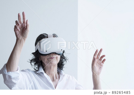 VRゴーグルとビジネスウーマン 89265485