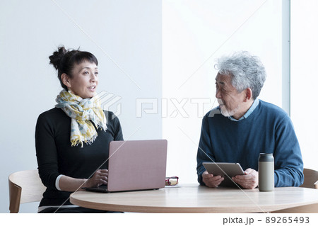 打ち合わせをする男女 89265493
