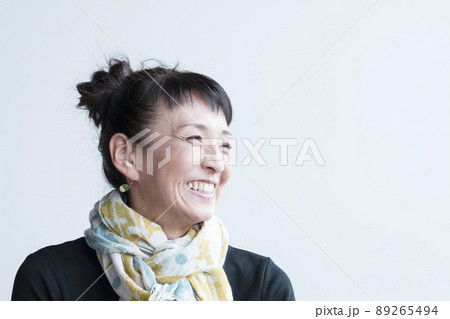 笑顔の女性 89265494