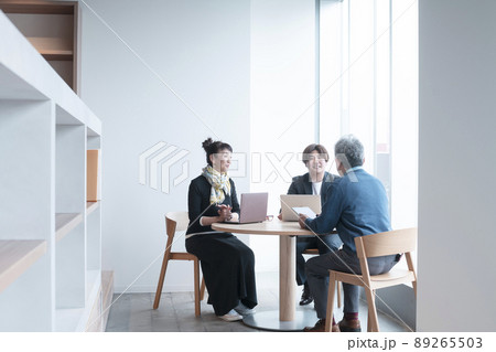 打ち合わせをする男女 89265503