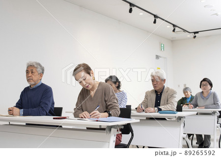シニアのセミナー風景 89265592