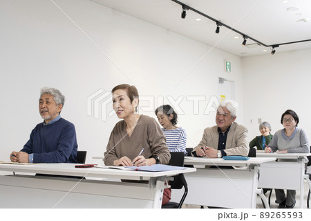 シニアのセミナー風景 89265593