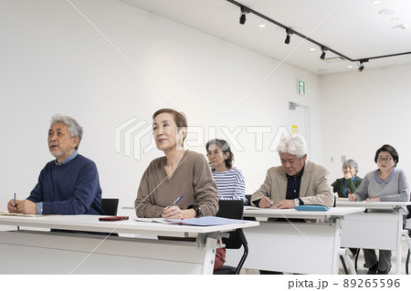 シニアのセミナー風景 89265596