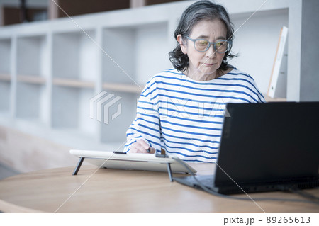 シニアクリエイター 89265613