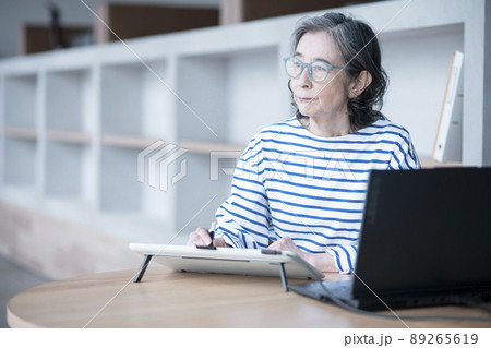 シニアクリエイター 89265619