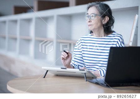 シニアクリエイター 89265627