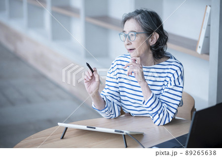 シニアクリエイター 89265638