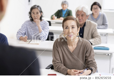 シニアのセミナー風景 89265650