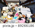 山積みの不法投棄ゴミ 89266186