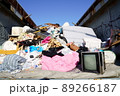 長年放置されている不法投棄の山 89266187
