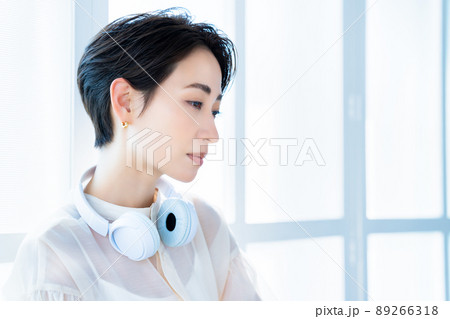 ヘッドホンを首にかけるミドルの女性 ヘッドホンを首にかけるミドルの女性 89266318