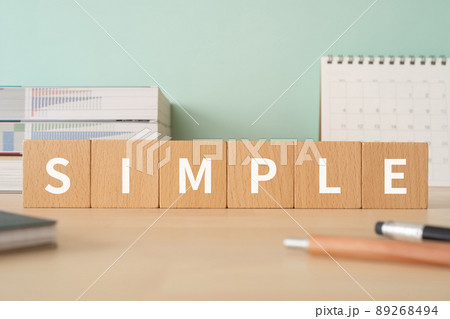 シンプルのイメージ｜「SIMPLE」と書かれた積み木が置かれたデスク 89268494