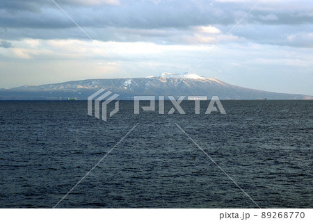 伊豆大島の島影と冠雪した三原山 伊豆大島の島影と冠雪した三原山 89268770