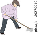 くわを持つ女性 89270010