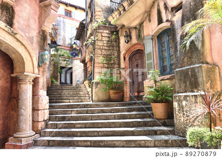 晴天の和歌山マリーシティ内にあるテーマパークポルトヨーロッパの街並み 89270879