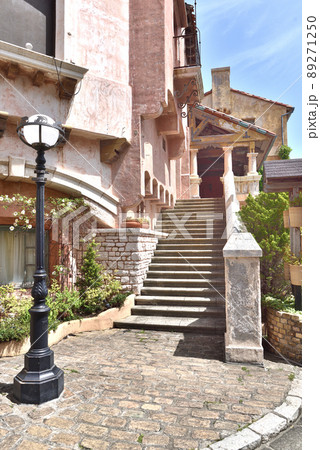 晴天の和歌山マリーシティ内にあるテーマパークポルトヨーロッパの街並み 89271250