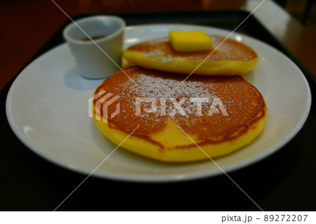 出来立てパンケーキとシロップ 89272207