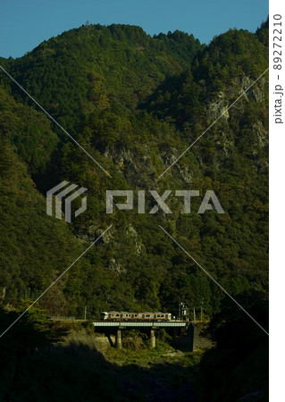 秋の高山本線 上麻生～白川口を走るキハ25系普通列車 89272210