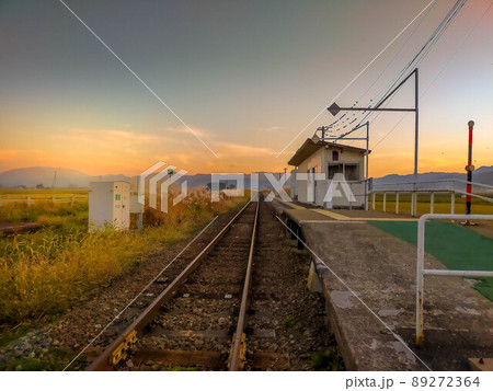 夕暮れの無人駅 89272364