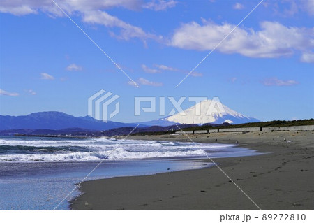 茅ケ崎西浜海岸　雪の富士山 89272810