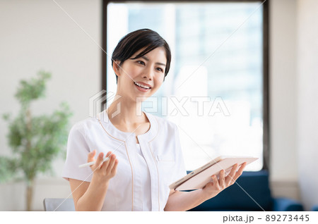接客する美容クリニックのスタッフ 89273445