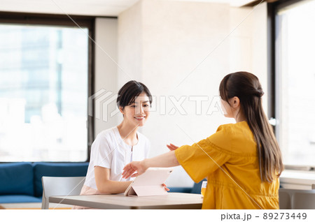 接客する美容クリニックのスタッフ 89273449