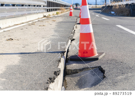 地震で割れた地面 89273519