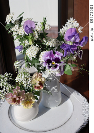 出窓に庭の花を飾る 出窓に庭の花を飾る 89273681