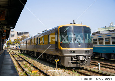 JR西日本キヤ141系気動車がJR四国・徳島駅に入線した 89273694