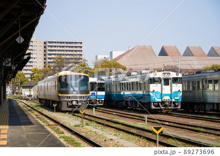 JR西日本キヤ141系気動車がJR四国・徳島駅に入線した JR西日本キヤ141系気動車がJR四国・徳島駅に入線した 89273696