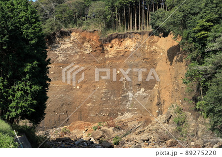ゲリラ豪雨による地滑り、土砂崩れ 89275220