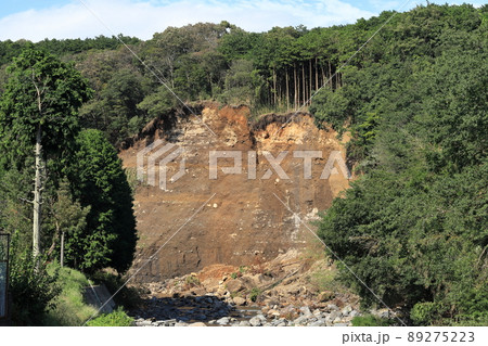 ゲリラ豪雨による地滑り、土砂崩れ ゲリラ豪雨による地滑り、土砂崩れ 89275223