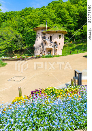 青い花壇ときのこの家（縦） 89275390