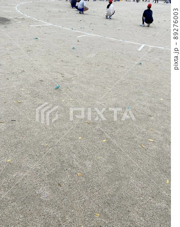 運動場で指導を受ける小学生 運動場で指導を受ける小学生 89276003