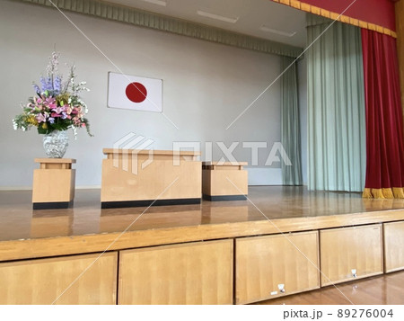 学校の体育館で式を行うステージ 学校の体育館で式を行うステージ 89276004