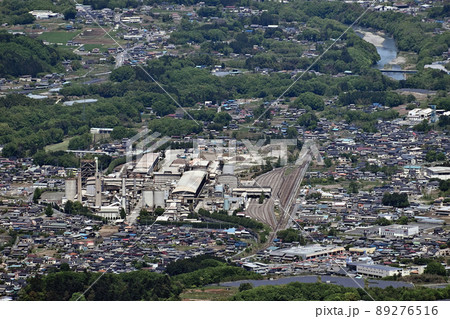 武甲山山頂から見た秩父太平洋セメント工場(埼玉県秩父市) 89276516