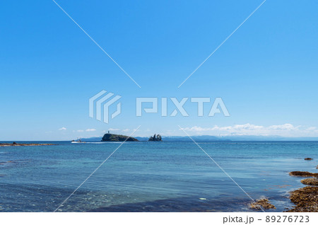 【青森県下北半島脇野沢】青森県陸奥湾内にある鯛に似た無人島は鯛島と呼ばれている 89276723
