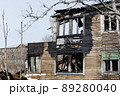 The old wooden burned-down house front view 89280040