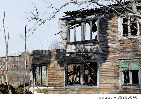 The old wooden burned-down house front view 89280040