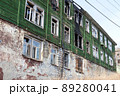 The old wooden burned-down house front view 89280041