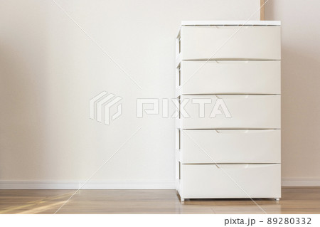 部屋に置いたプラスチック製のチェスト 89280332