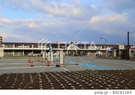 学校の校舎を連想させる磐越線の会津若松駅舎 学校の校舎を連想させる磐越線の会津若松駅舎 89281164