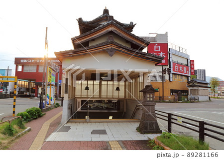 会津若松駅周辺の地下道入り口はお城手天守閣のようです 会津若松駅周辺の地下道入り口はお城手天守閣のようです 89281166