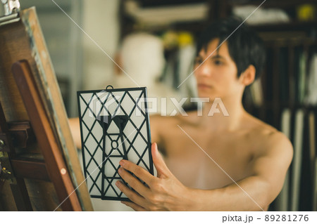 自画像をデッサンする男性 自画像をデッサンする男性 89281276